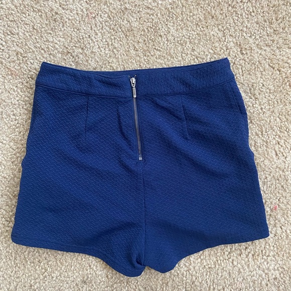 Dark blue shorts - Picture 2 of 3